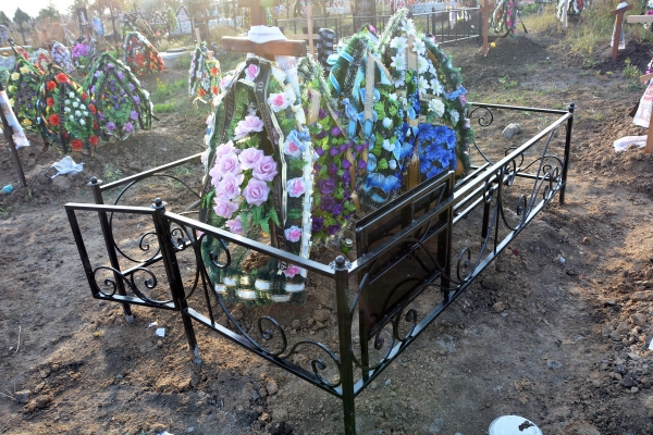 Оградка на могилку с откидным столиком.