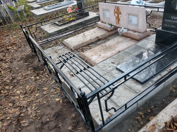 Оградка на могилку с откидным столиком.