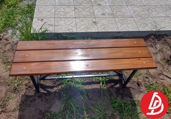 Стол на кладбище из лиственницы.