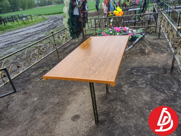 Стол на кладбище из лиственницы.