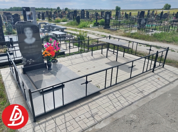 Огорожі прості на могилу.