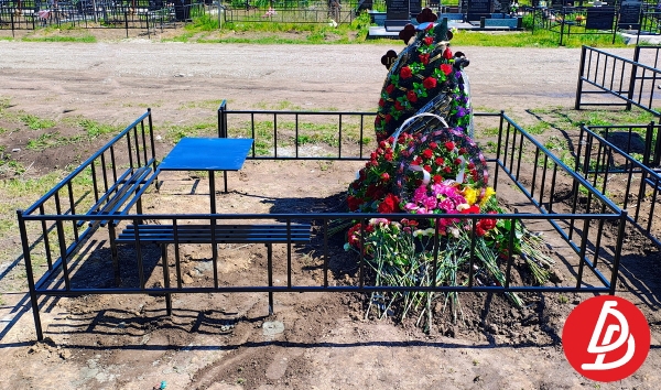Огорожі прості на могилу.