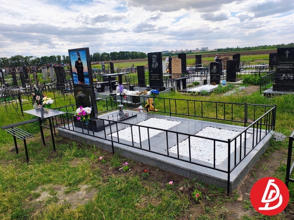Огорожі прості на могилу.