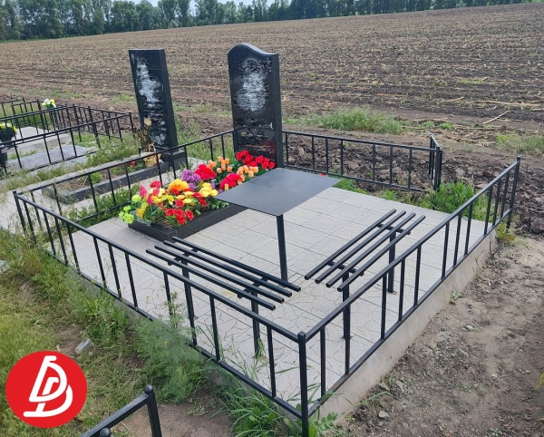 Огорожі прості на могилу.