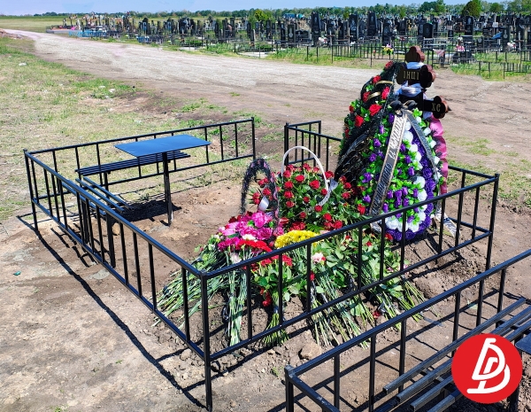 Огорожі прості на могилу.
